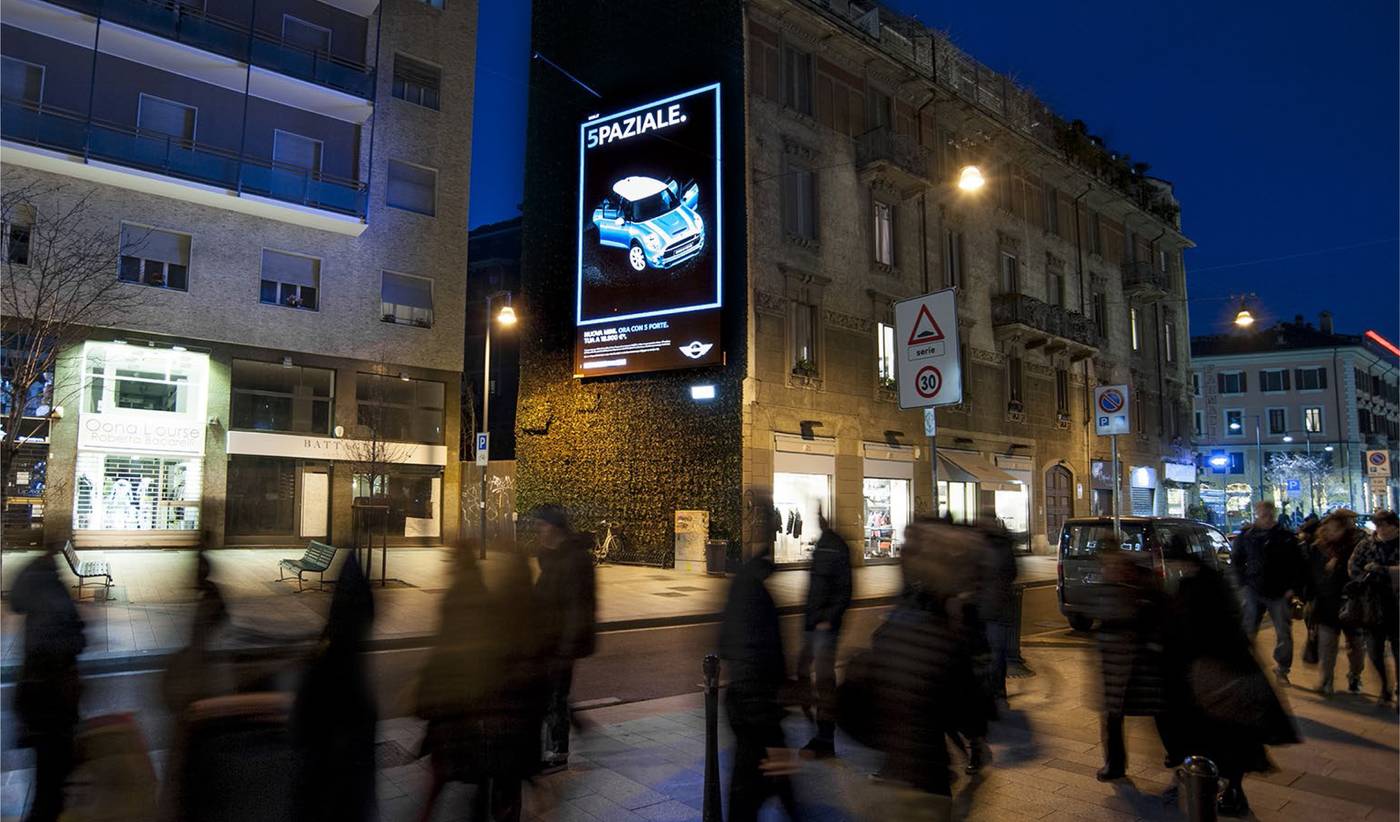 Installazione LED DOOH Art Tech in città