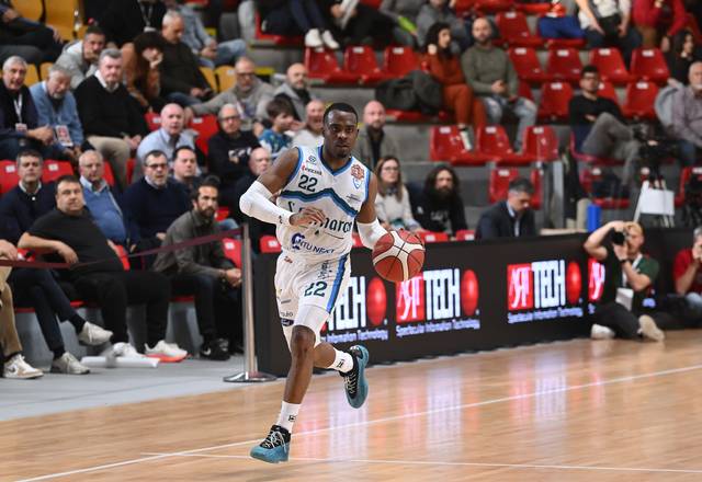 Bordocampo LED Art Tech a una partita di basket